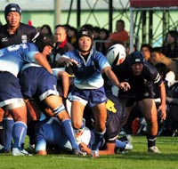 後半、尾道SH中西がパスを出す(撮影・奥田泰也)