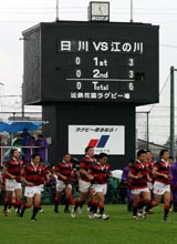 江の川に敗れてグラウンドを引き揚げる日川フィフティーン(撮影・上田博志)