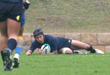 後半、国学院栃木WTB宇賀神は中央にトライを決める(撮影・梅根麻紀)
