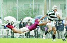 前半、タックルを受けながら攻め込む高鍋・井上(共同)