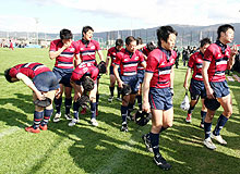 敗れた若狭フィフティーンは試合後、泣きながらグラウンドを引きあげる（撮影・加藤哉）