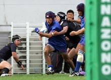 後半、長崎北陽台ＷＴＢ池田はタックルを受けながらも前進（撮影・梅根麻紀）