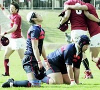 流通経大柏に敗れ、グラウンドで泣き崩れる大工大高の選手（共同）
