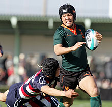 東福岡ＣＴＢ久保山は相手ＤＦのタックルをかわしトライを決める（撮影・梅根麻紀）