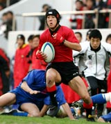 後半、途中出場の伏見工ＷＴＢ鈴鹿翔が左にトライを決めた（撮影・加藤哉）