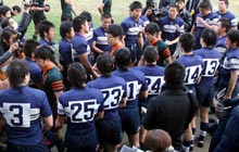 東福岡の選手（中）と健闘をたたえあう桐蔭フィフティーン（撮影・上田博志）
