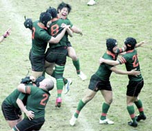 伏見工を下して初優勝を決め、喜ぶ東福岡フィフティーン（共同）