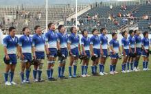 伏見工に敗れた尾道フィフティーンは、スタンドの応援団にあいさつ（撮影・上田博志）
