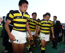 初戦敗退に泣きじゃくりながら引き揚げる鹿児島玉龍フィフティーン