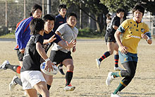 決勝に向け練習する伏見工の選手ら＝６日、奈良市(共同)
