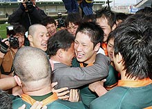 初優勝を決めた東福岡の谷崎監督（中央）