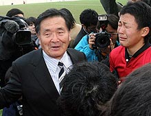伏見工フィフティーンの健闘を称える山口総監督