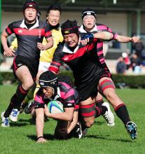 後半、ゴール前で秋田中央ＦＢ佐藤（左下）を止める青森北ロック鶴谷