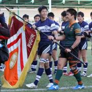 両校で優勝旗を受け取る桐蔭学園・谷嶋(左)と東福岡・布巻