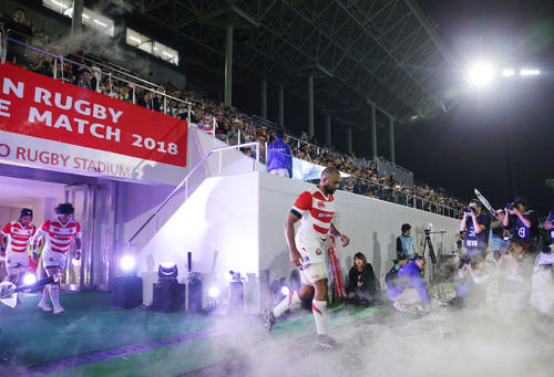 日本対世界選抜 リーチマイケルを先頭に入場する日本代表選手(撮影・前田充)
