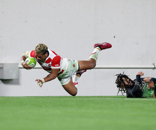 日本対世界選抜 後半、トライを決めるWTBレメキ・ロマノラヴァ(撮影・前田充)