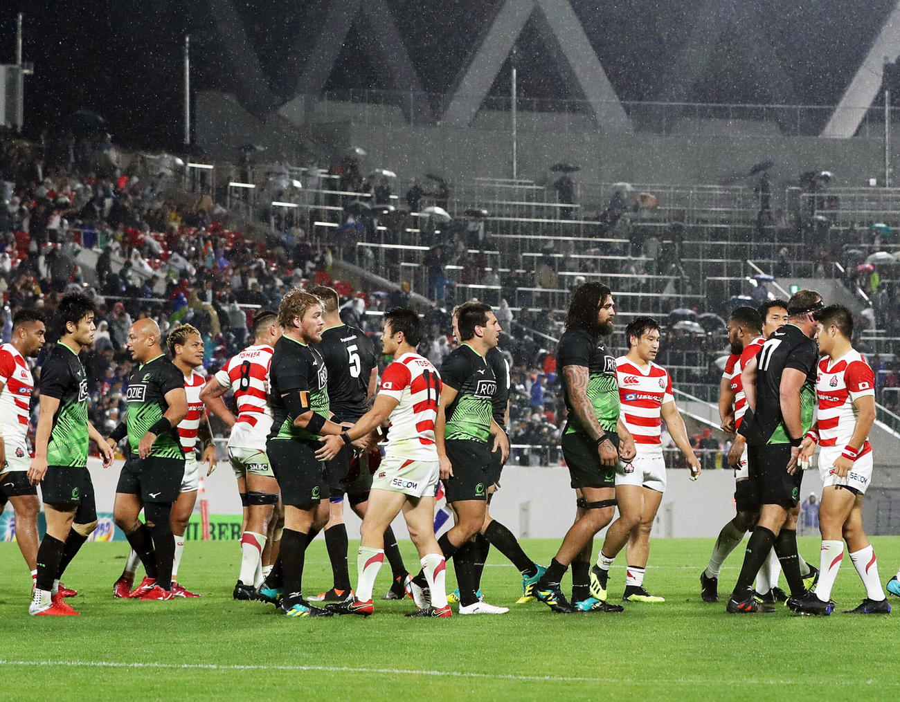 試合後、互いをたたえ合う日本代表フィフティーンと世界選抜フィフティーン（撮影・前田充）