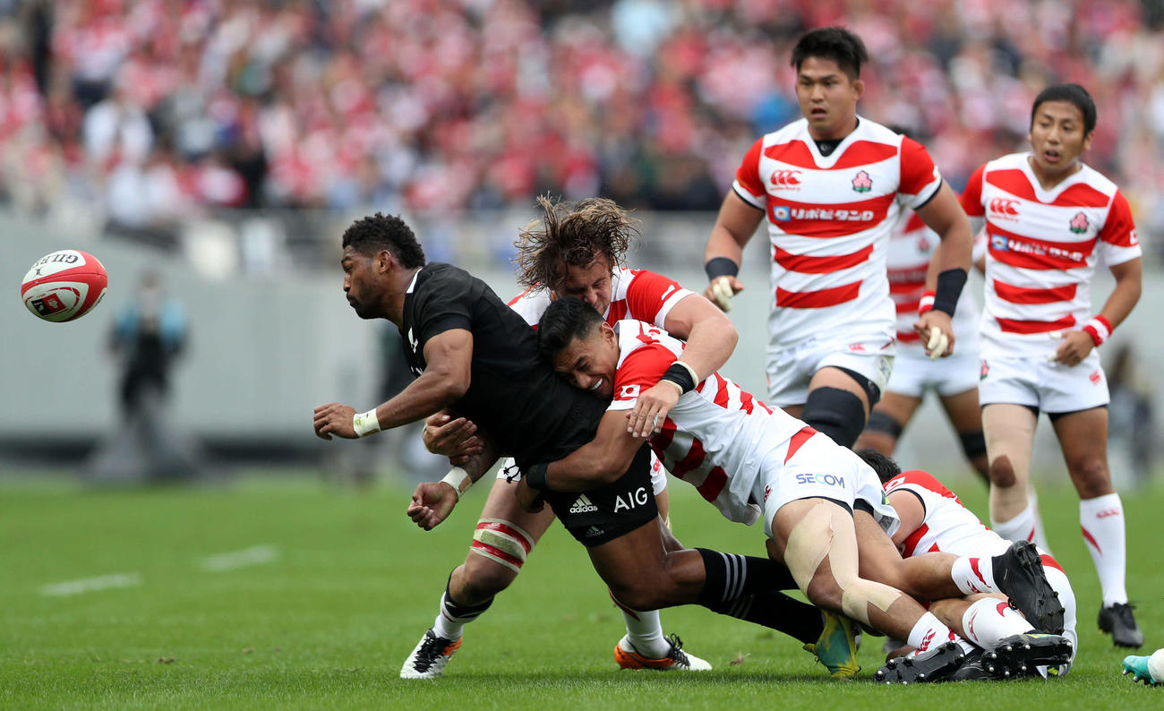 日本対ニュージーランド　前半、2人がかりで相手をタックルするラファエレ（右）とヴィンピー（撮影・狩俣裕三）