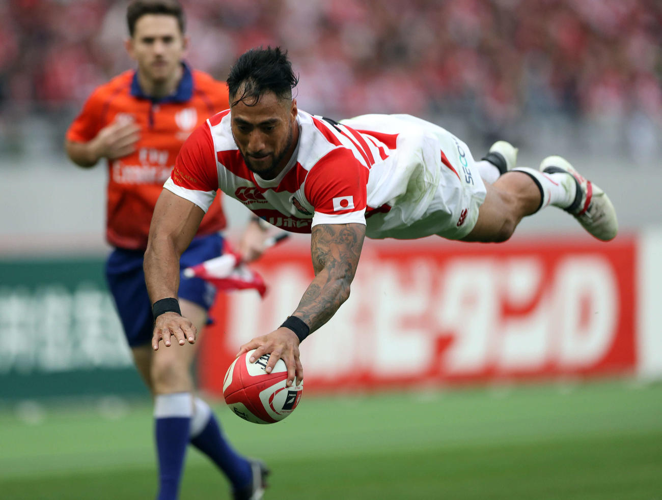 日本対ニュージーランド　後半、ダイブしながらトライを決めるWTBヘンリー（撮影・狩俣裕三）