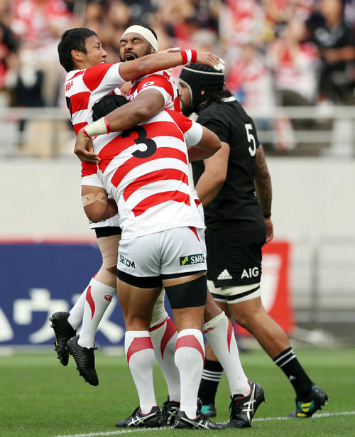 日本対ニュージーランド　前半、トライを決め、SH流（左）と抱き合い喜ぶロックのアニセ（中央）（撮影・狩俣裕三）