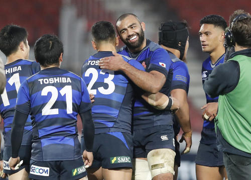 ロシアに勝利し、抱き合って喜ぶリーチ（中央右）ら日本（共同）