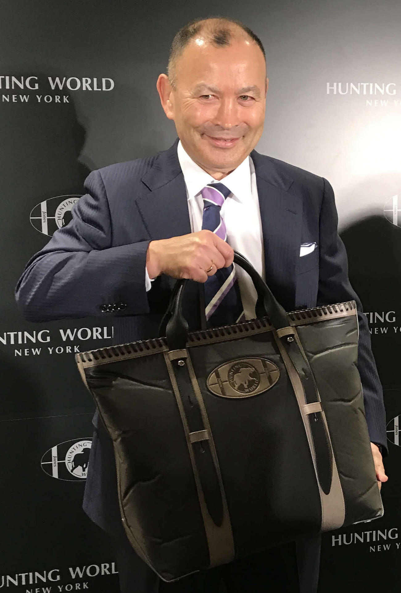 監修したかばんのPRイベントに出席したイングランド代表のジョーンズ監督