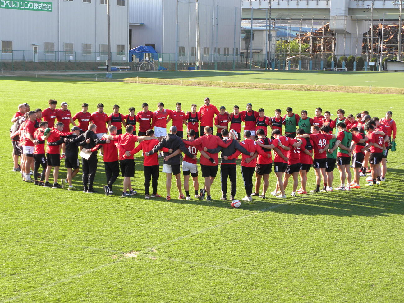 トップリーグ2連覇に向けて始動した神戸製鋼の選手たち（撮影・松本航）