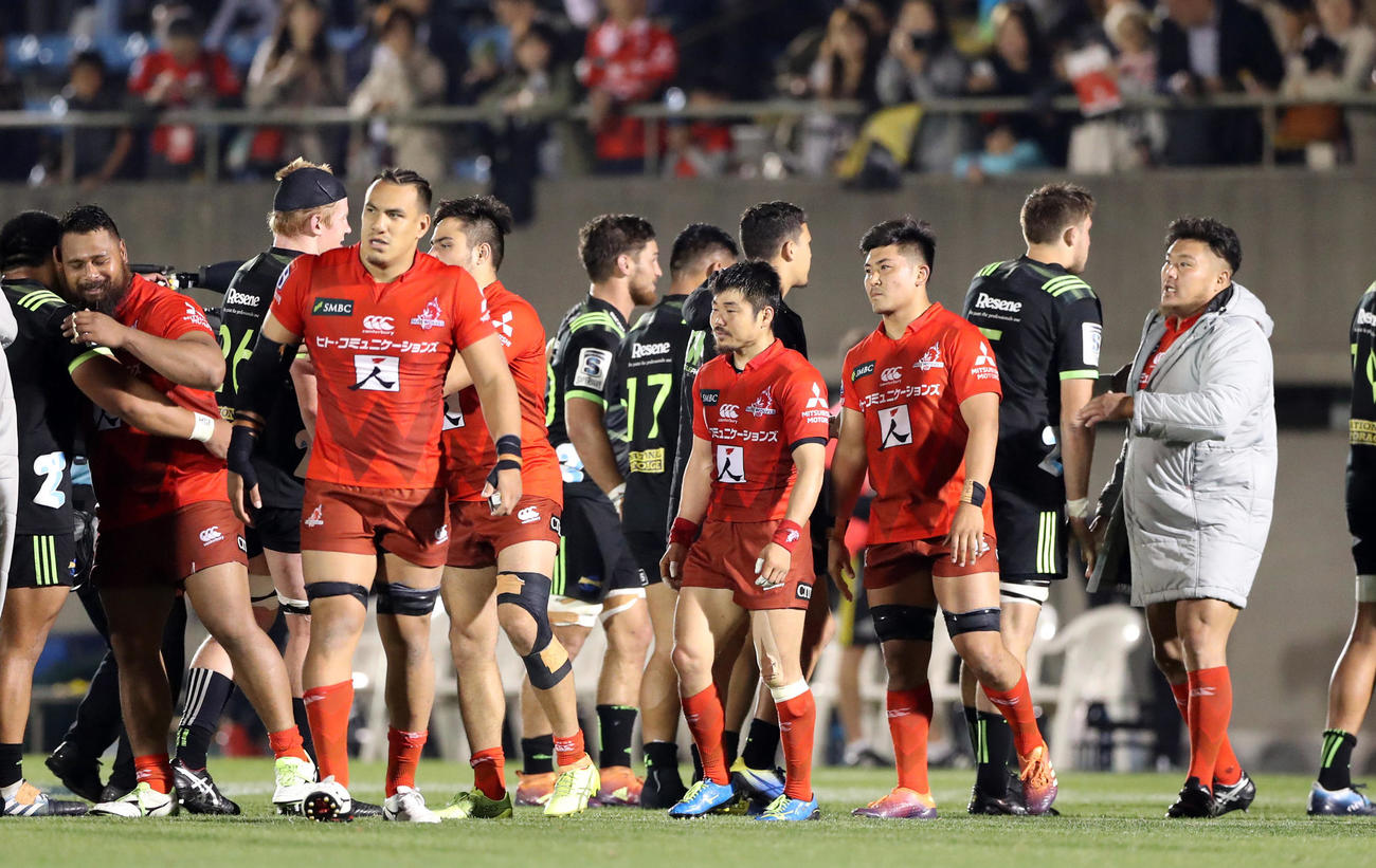 サンウルブズ対ハリケーンズ　逆転負けし、悔しがるSH田中（中央）らサンウルブズの選手たち（撮影・狩俣裕三）