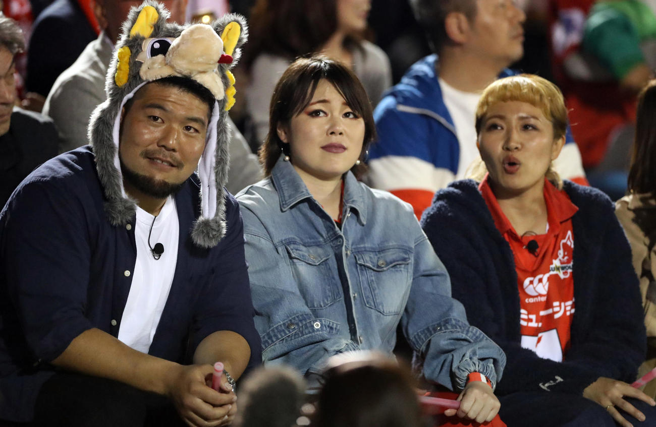 サンウルブズ対ハリケーンズ　観戦する、左から畠山健介、ブルゾンちえみ、丸山桂里奈（撮影・狩俣裕三）