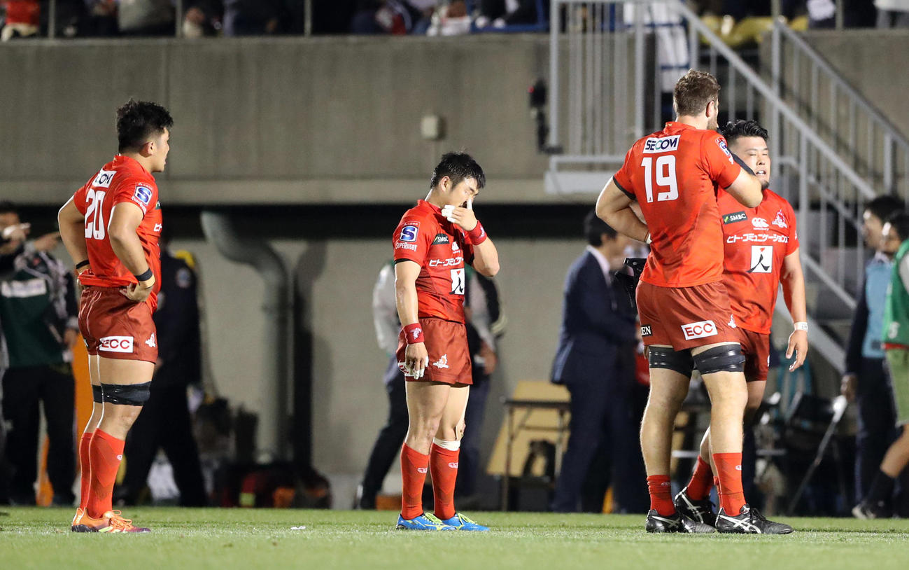 サンウルブズ対ハリケーンズ　逆転負けし、悔しがるSH田中（中央）らサンウルブズの選手たち（撮影・狩俣裕三）