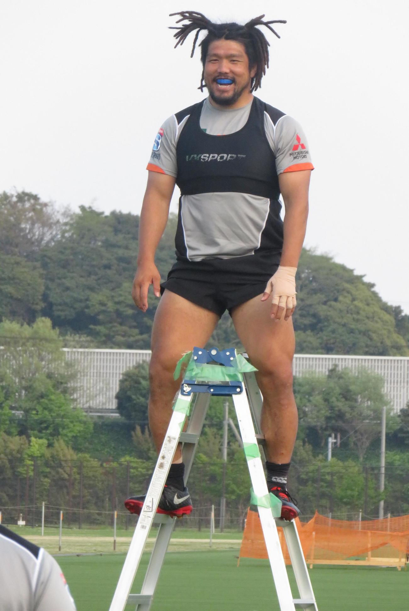スローイン練習で、三脚を使いボールの回転を確認する堀江翔太（撮影・峯岸佑樹）