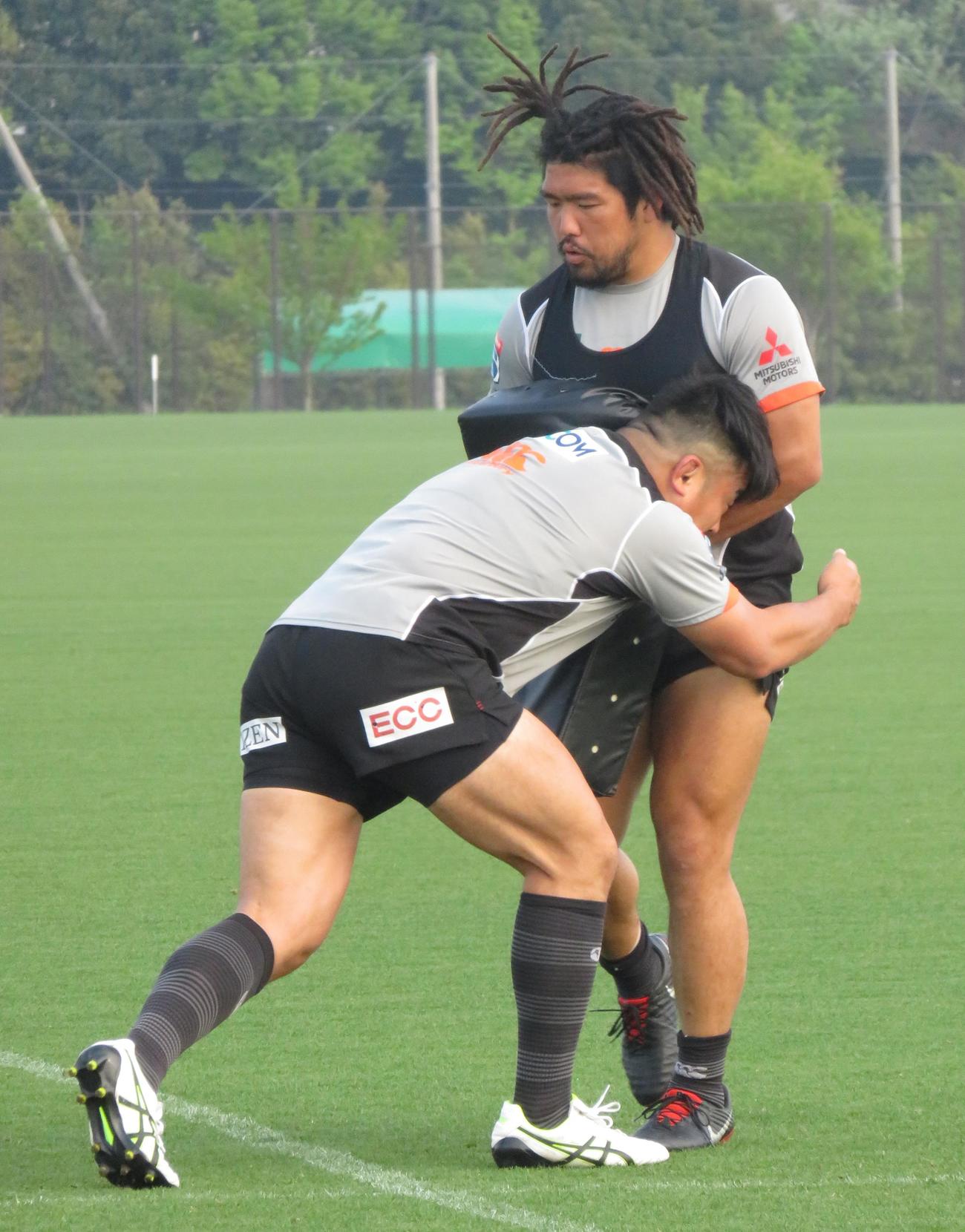 浅原拓真とタックル練習を行う堀江翔太（右）（撮影・峯岸佑樹）