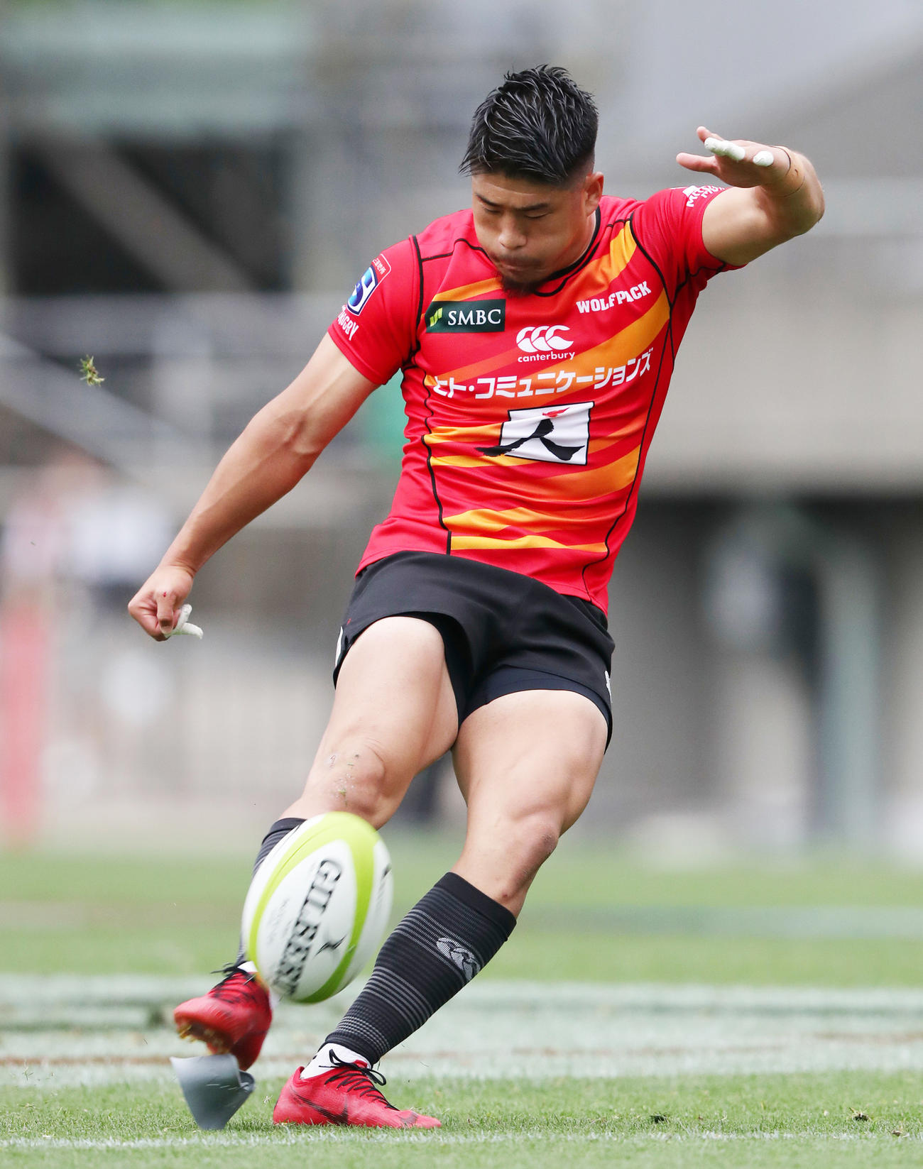 前半、ゴールキックを決めるウルフパックSO松田（撮影・大野祥一）