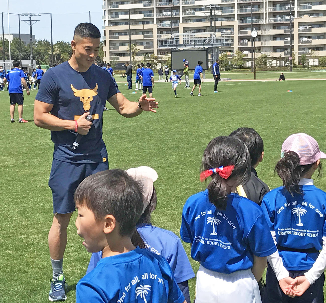 ラグビー教室で子どもたちを指導するWTB山田（撮影・奥山将志）