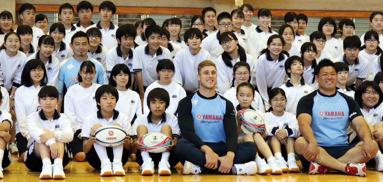 参加した生徒たちと記念写真を撮るヤマハ発動機の3選手。左から五郎丸、ラブスカフニ、山村