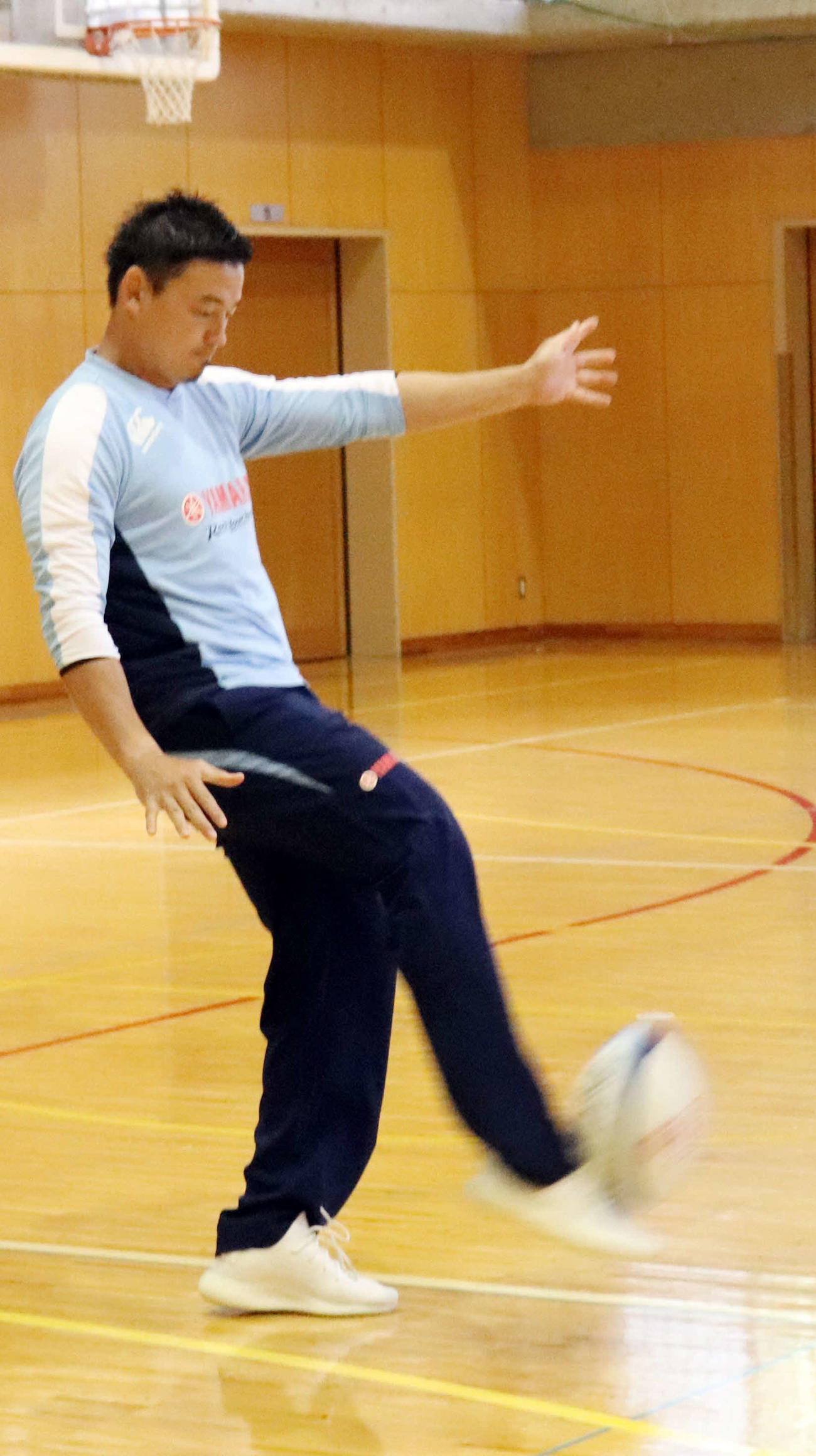 ヤマハ発動機の五郎丸はキックを披露する