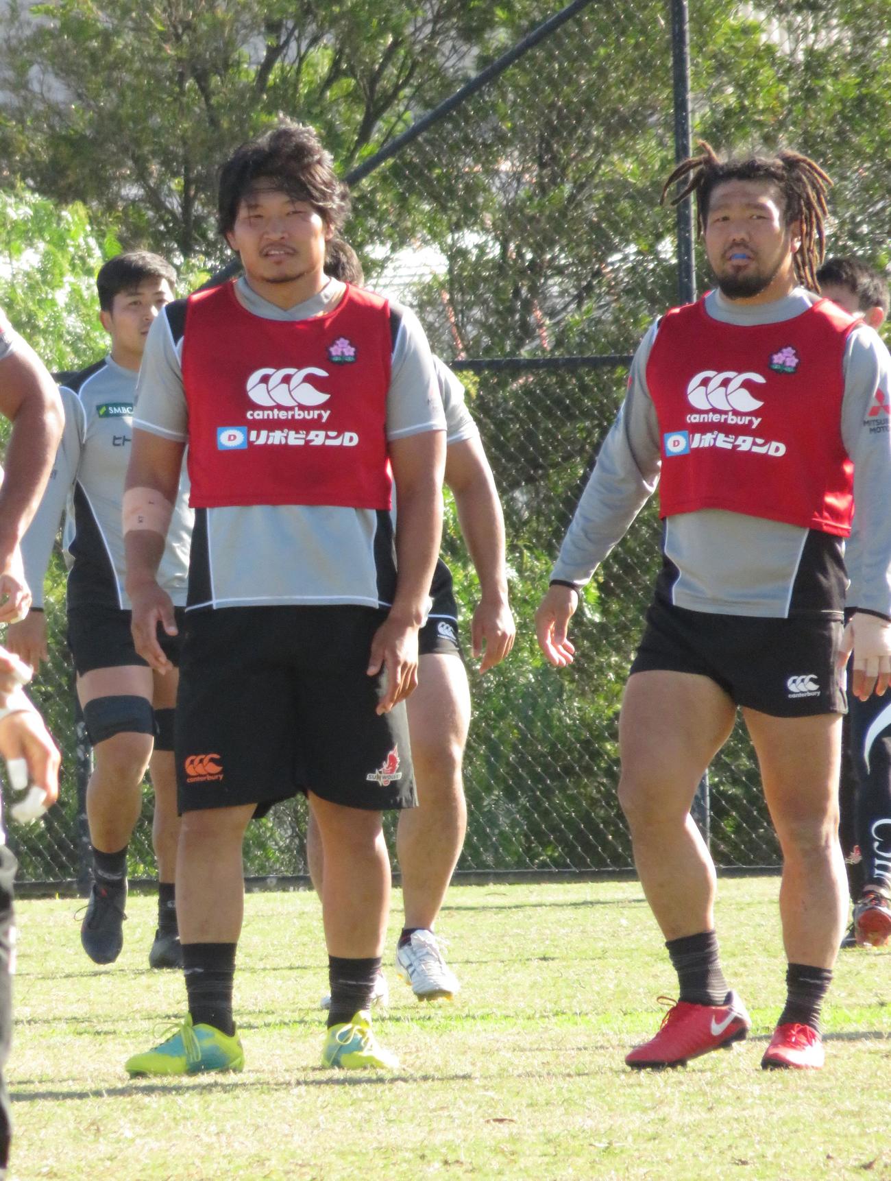 全体練習で戦術を確認する堀江翔太（右）と稲垣啓太（撮影・峯岸佑樹）