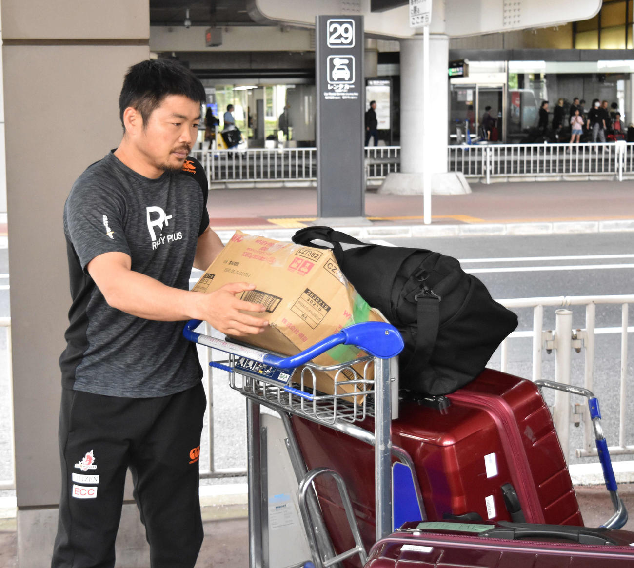 荷物を運ぶ日本代表候補の田中