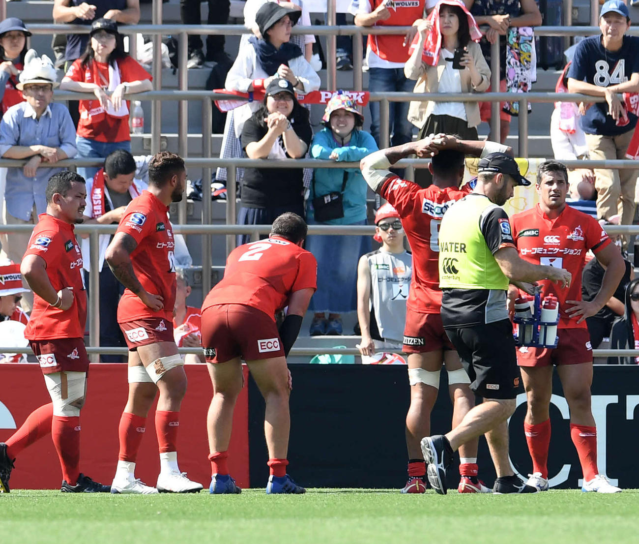 前半、3つ目のトライを決められぼうぜんとするサンウルブズフィフティーン（撮影・鈴木みどり）