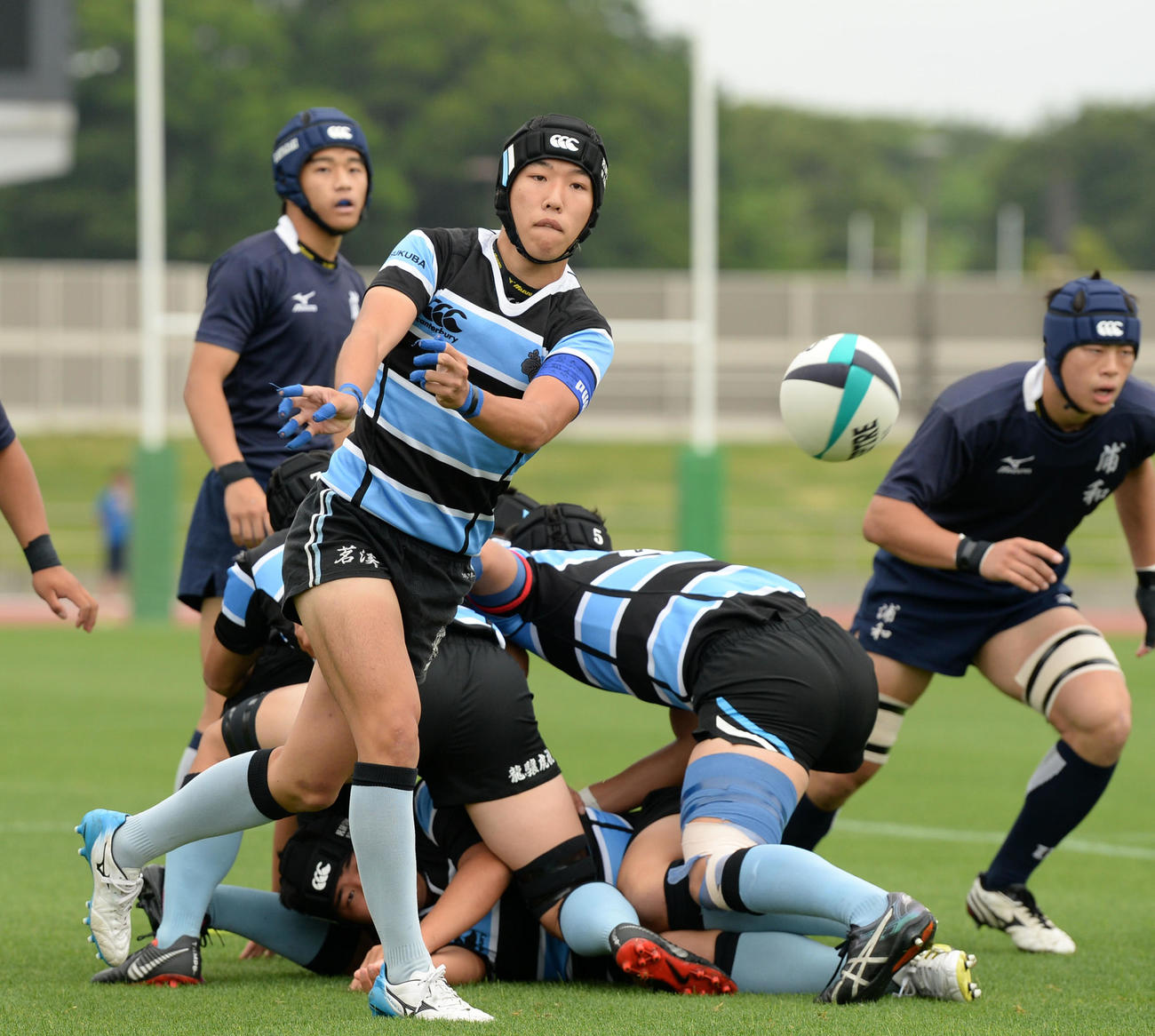 浦和対茗渓学園　前半、パスを出す茗渓学園HB大越（撮影・横山健太）