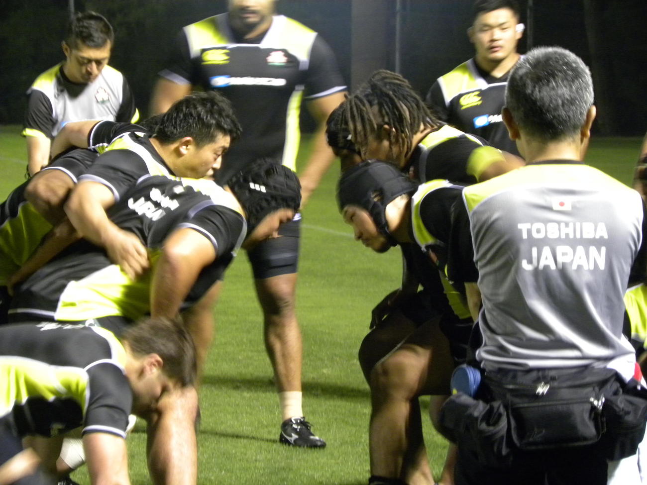 日本代表宮崎合宿の夜間練習でスクラムを組む選手たち（撮影・松本航）