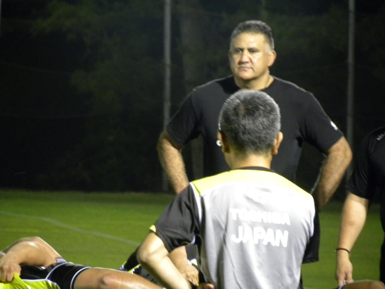 日本代表宮崎合宿の夜間練習で、スクラムを見守るジェイミー・ジョセフ・ヘッドコーチ（撮影・松本航）