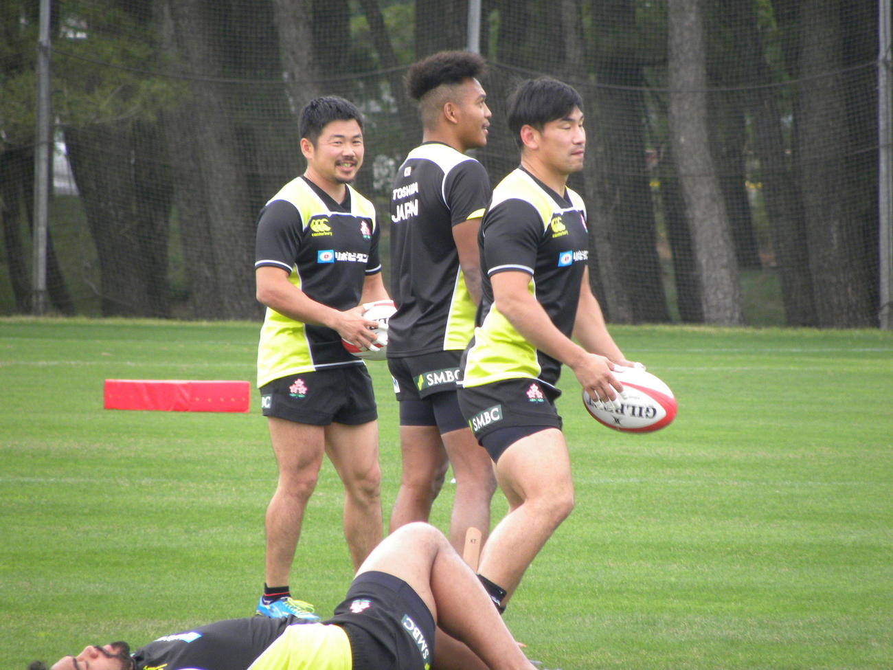 日本代表宮崎合宿の練習前に笑顔を見せるSH田中（左）（撮影・松本航）