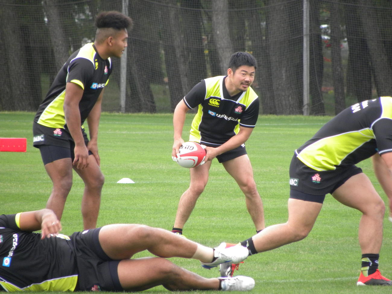 日本代表宮崎合宿の練習前に笑顔を見せるSH田中（中央）とFB松島（撮影・松本航）