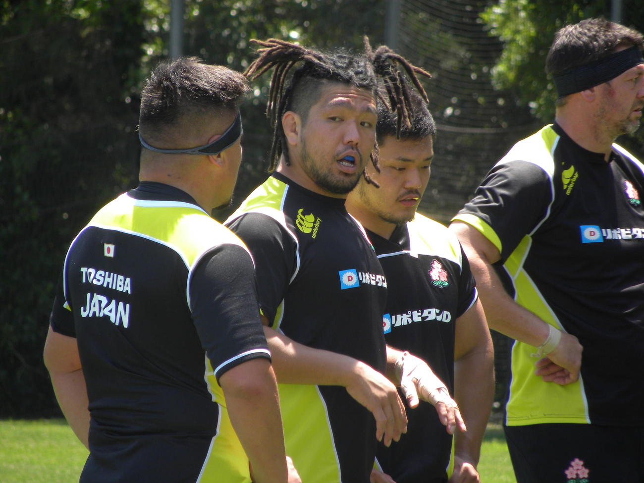 日本代表宮崎合宿でスクラムについて意見交換する左からプロップ山本幸輝、フッカー堀江翔太、プロップ木津悠輔（撮影・松本航）