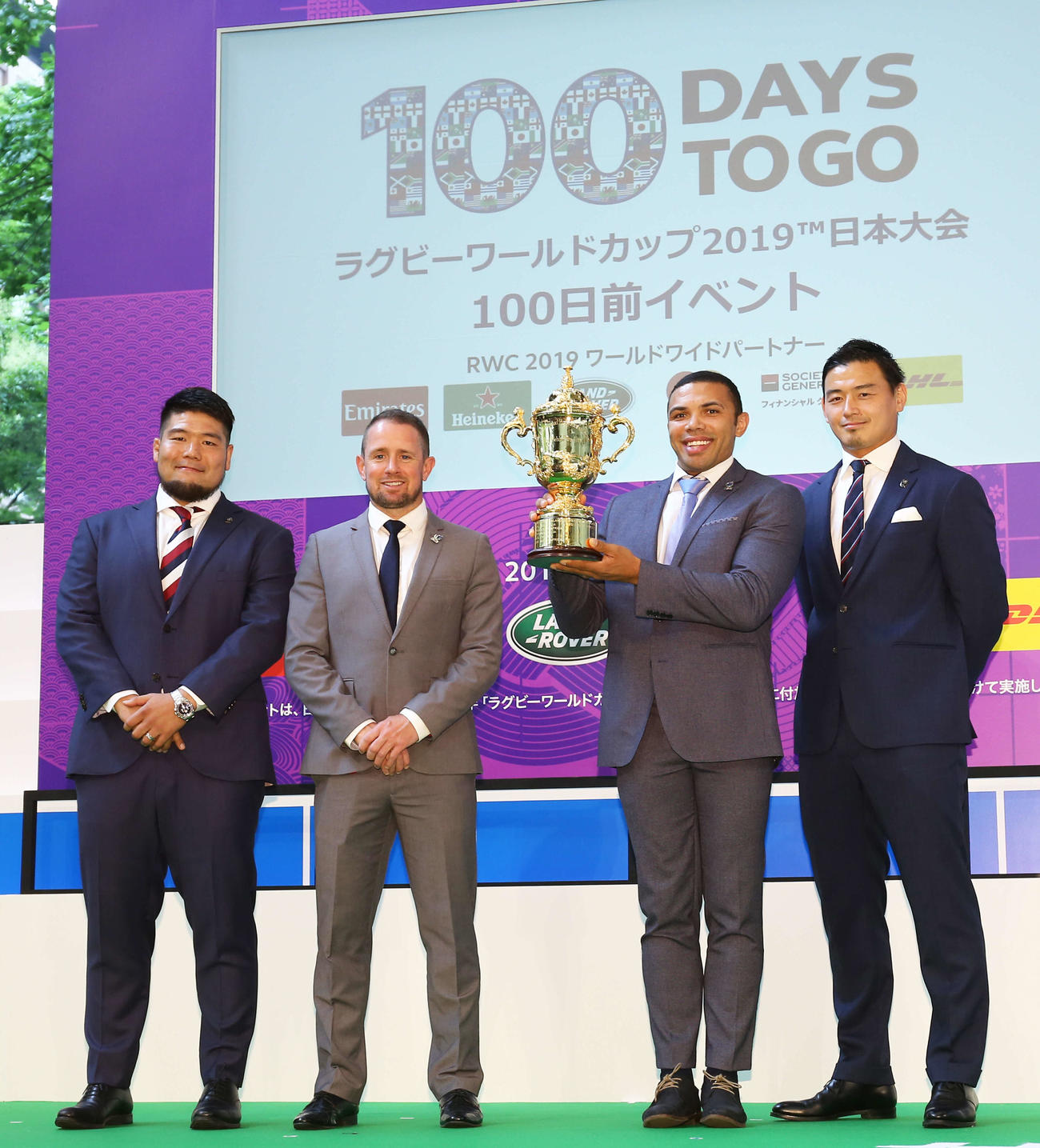フォトセッションで写真に納まる、左から畠山、ウィリアム氏、ハバナ氏、五郎丸（撮影・河田真司）