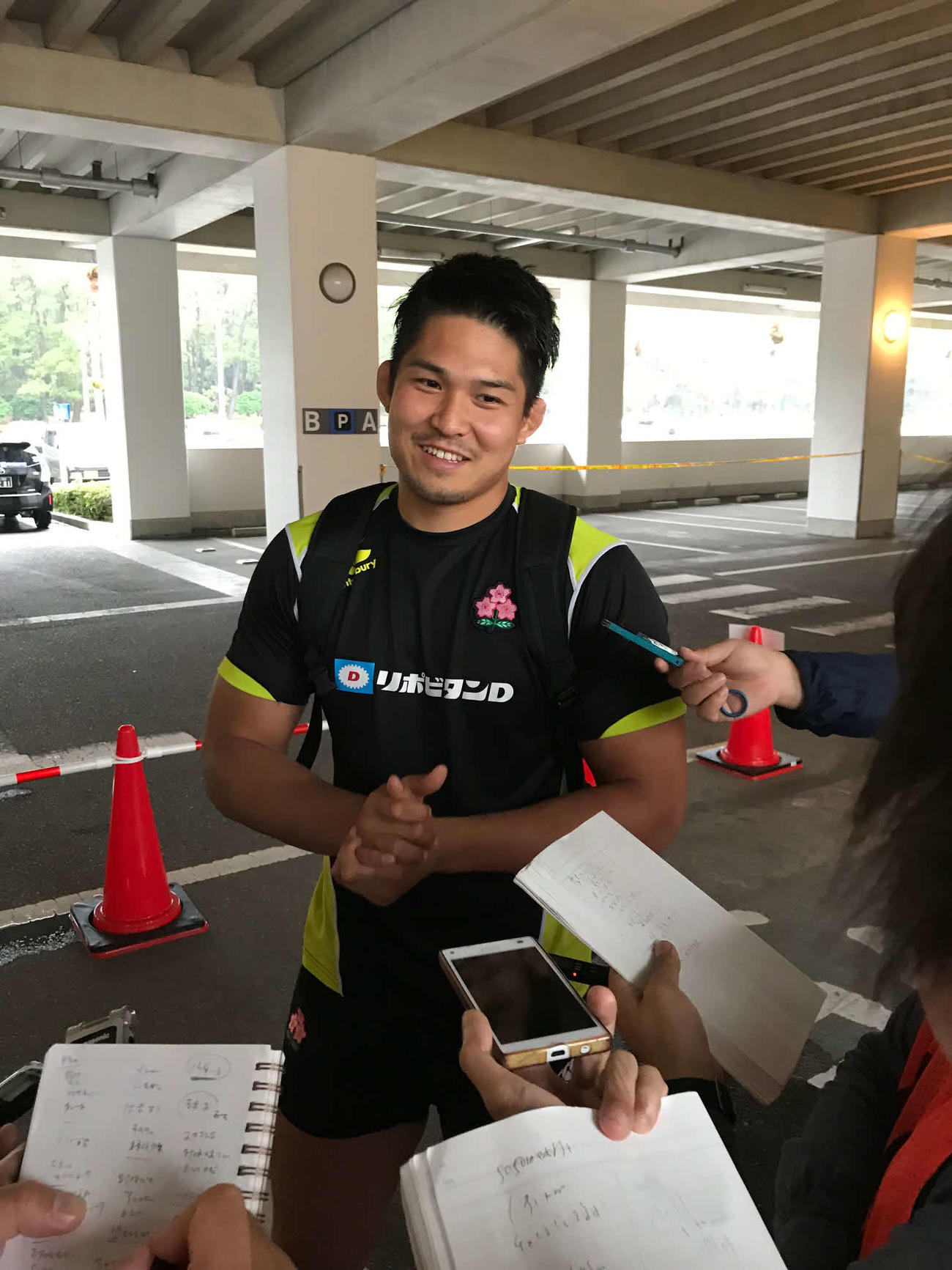日本代表宮崎合宿の午後練習を終え、笑顔で受け答えするフランカー姫野和樹（撮影・松本航）