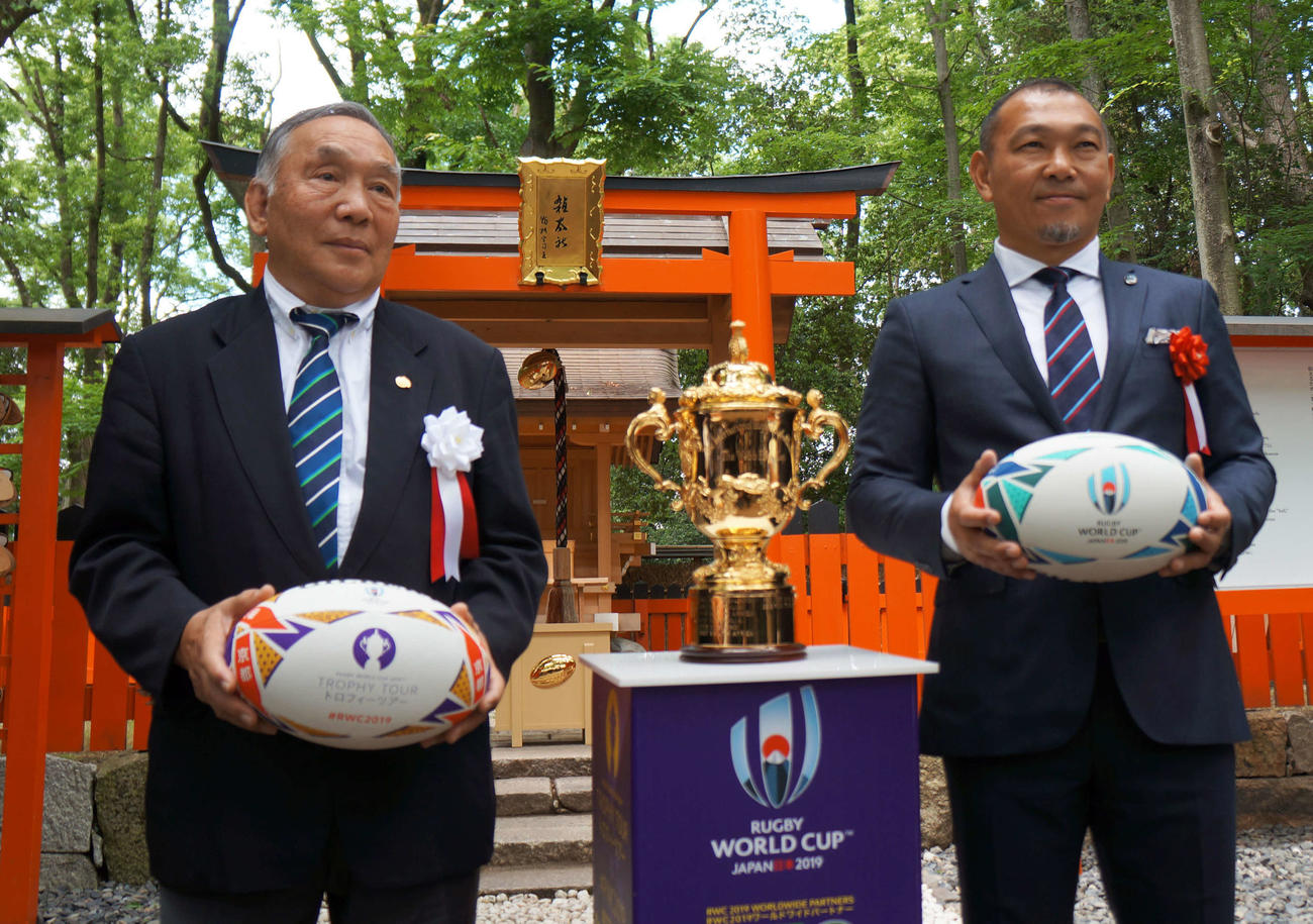エリスカップの前で関西協会の坂田会長（左）と記念撮影する元日本代表の元木アンバサダー