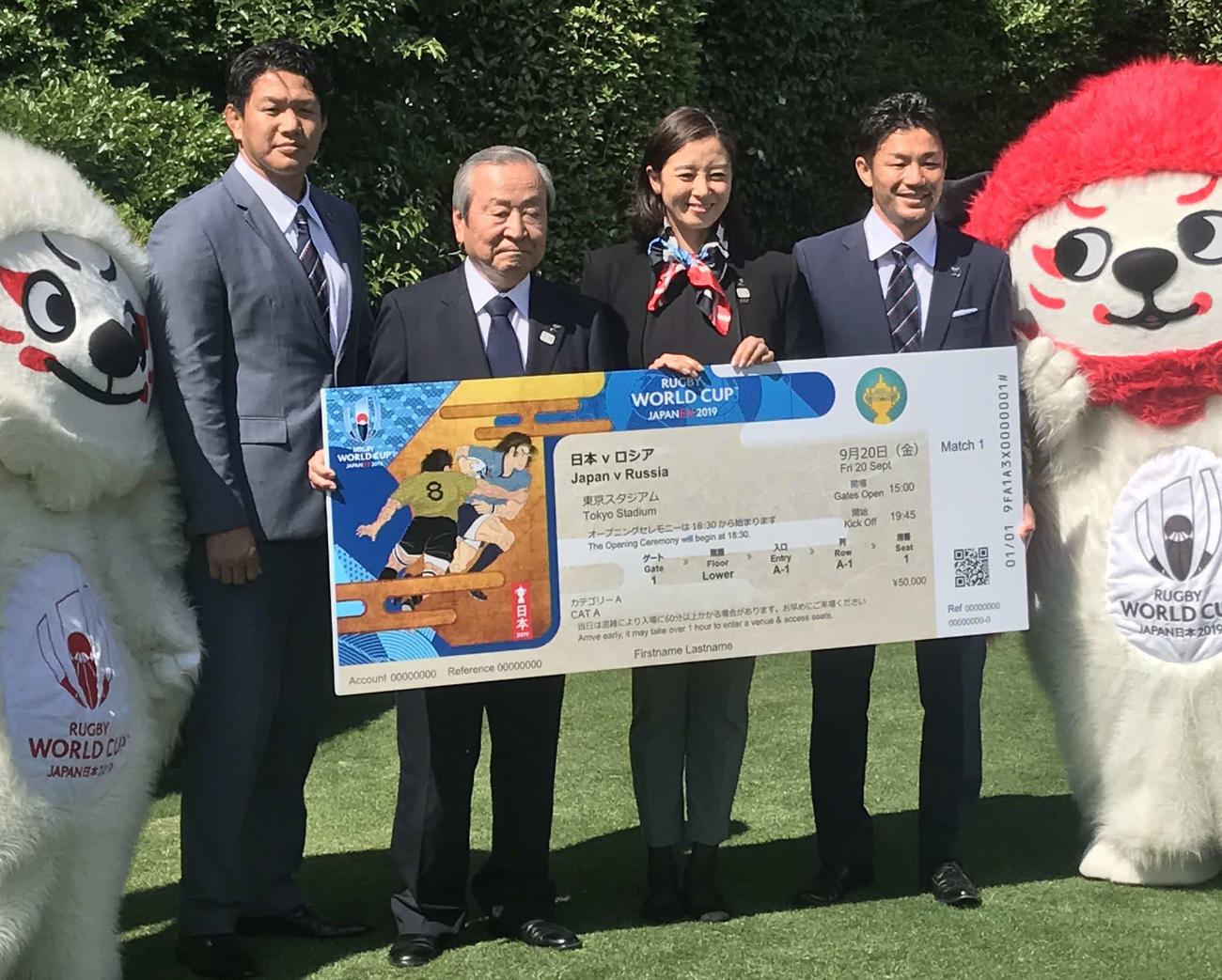 W杯のチケットデザイン発表会に参加した、元日本代表の廣瀬俊朗氏（右）ら