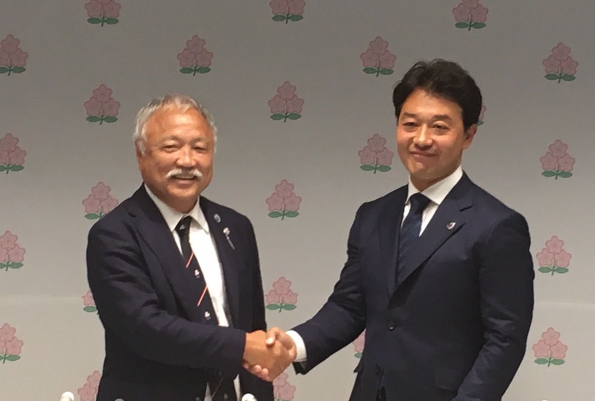 日本ラグビー協会の森重隆新会長（左）と岩渕健輔新専務理事は就任会見を終えてがっちりと握手